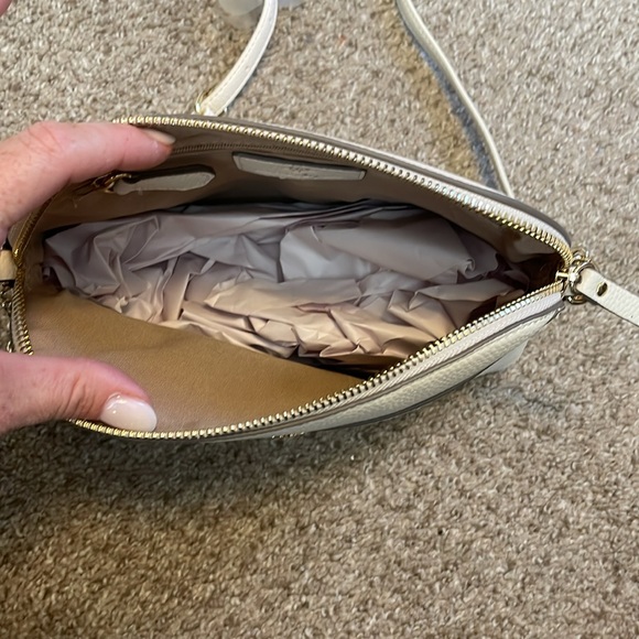 Crossbody. - Picture 3 of 4